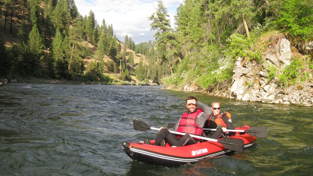 Kayak d'eau vive gonflable et auto-videur Saturn de 13 pieds - utilisé par deux personnes
