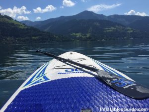 Aquaglide Cascade 10ft inflatable SUP - sur un lac